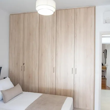 Thaeros 2-bedroom In The Center Apartment *