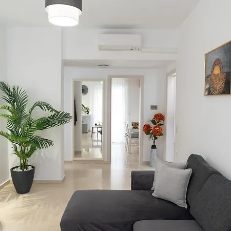 Thaeros 2-bedroom In The Center Apartment *